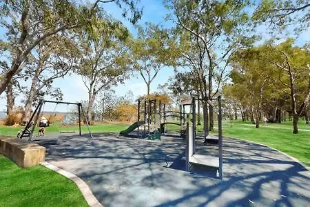 Spacious Holiday Unit On Canal At Banksia Beach Australia