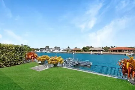 Spacious Holiday Unit On Canal At Banksia Beach Holiday home