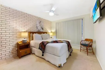 Spacious Holiday Unit On Canal At Banksia Beach Holiday home