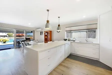 Spacious Holiday Unit On Canal At Banksia Beach Australia