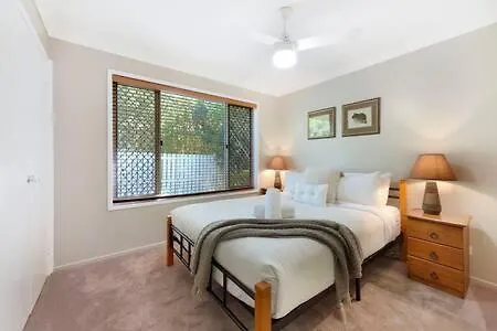 Spacious Holiday Unit On Canal At Banksia Beach