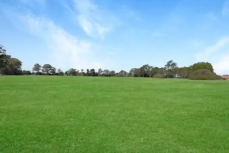 Spacious Holiday Unit On Canal At Banksia Beach 0*,