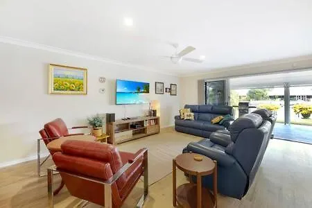 Holiday home Spacious Holiday Unit On Canal At Banksia Beach