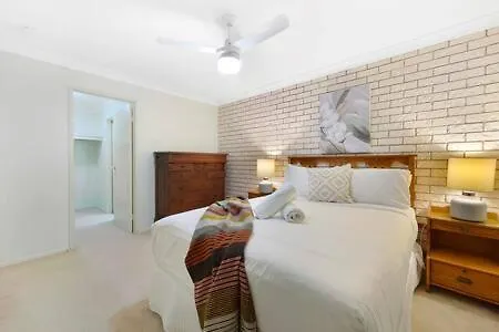 Spacious Holiday Unit On Canal At Banksia Beach 0*,