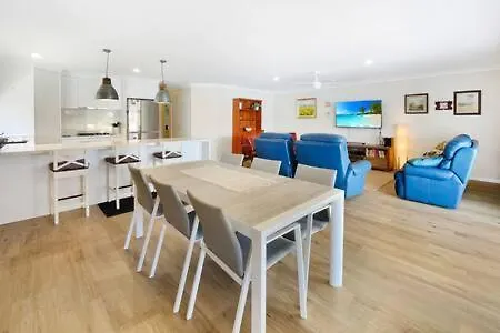 Spacious Holiday Unit On Canal At Banksia Beach Australia