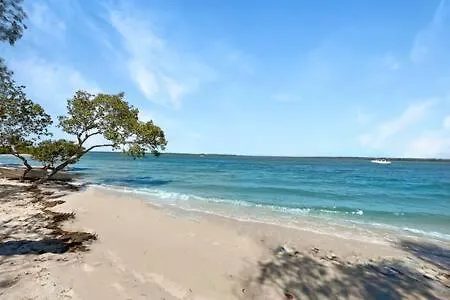 Spacious Holiday Unit On Canal At Banksia Beach Holiday home