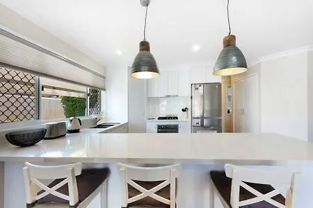 Spacious Holiday Unit On Canal At Banksia Beach