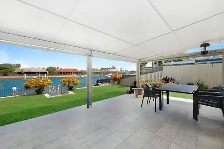 Spacious Holiday Unit On Canal At Banksia Beach