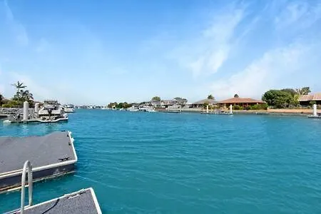 Spacious Holiday Unit On Canal At Banksia Beach بيت للعطل