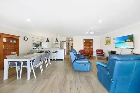 Spacious Holiday Unit On Canal At Banksia Beach